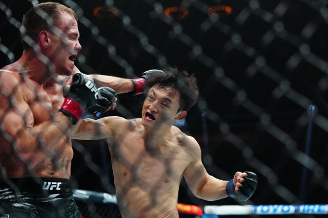 최두호가 8일(한국시간) 미국 네바다주 라스베이거스 티모바일 아레나에서 열린 네이트 랜드웨어(36·미국)와의 'UFC 310' 메인 카드 페더급 매치에서 3라운드 21초 만에 TKO 승리를 거뒀다./사진=로이터