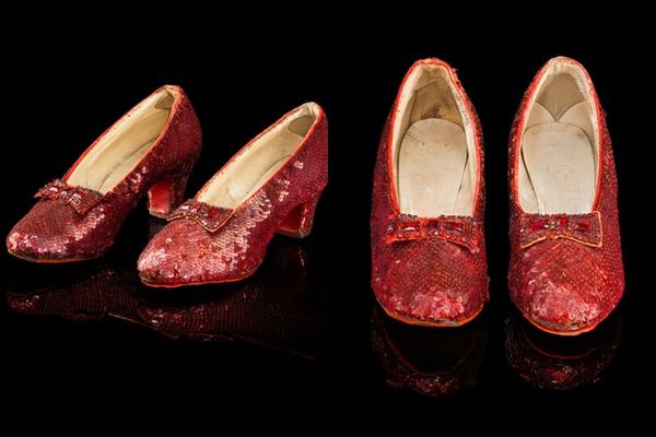 미국 영화 '오즈의 마법사' 도로시 구두가 약 400억원에 판매됐다. 사진은 '오즈의 마법사'에 출연한 여배우 주디 갈랜드가 영화에서 착용한 구두. /사진=헤리티지 옥션 홈페이지 캡처