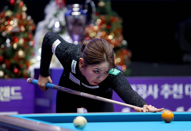 김가영이 LPBA 5회 연속 우승 기록을 기록하며 개인 통산 12번째 트로피를 차지했다. 지난 8일 강원 정선군 하이원 그랜드호텔 컨벤션타워에서 열린 LPBA결승전에 나선 김가영의 모습. /사진=프로당구협회(PBA) 제공