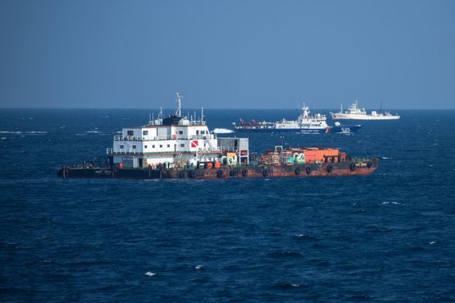 제주 해상에서 침몰한 135금성호 실종 선원 10명 중 1명이 숨진채 발견됐다. 사진은 지난달 13일 제주 비양도 해상에서 민간업체 바지선이 심해 잠수사 투입을 위한 준비를 하고 있는 모습. /사진=뉴시스(제주지방해양경찰청 제공)