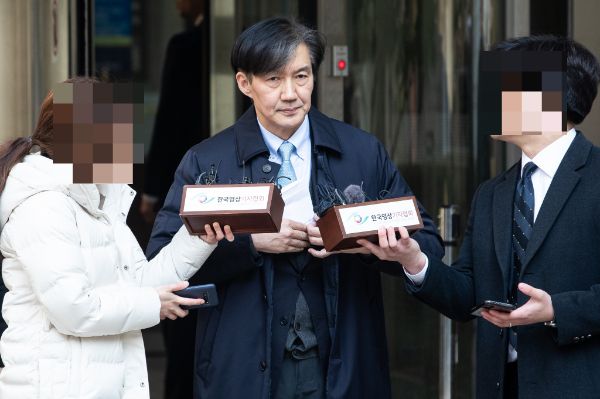 조국 조국혁신당 대표는 자녀 입시 비리 등 혐의에 대한 대법원 선고를 미뤄달라고 요청한 것에 대해 "오는 12일 결정될 것"이라고 말했다. 사진은 지난 2월 서울 서초구 서울고등법원에서 열린 2심에서 징역 2년과 600만원 추징을 명령받고 나오는 조 대표의 모습. /사진=뉴스1