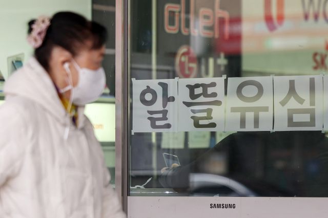 알뜰폰 업계를 보호하기 위한 정부의 정책 기조가 강화될 것으로 전망됨에 따라 알뜰폰 사업자의 생존과 소비자 혜택 확대에 어떤 결과를 가져올지 주목된다. 사진은 서울의 지난 2일 서울의 한 통신사 대리점에 알뜰폰 유심 판매 안내문이 게시돼 있는 모습. /사진=뉴스1