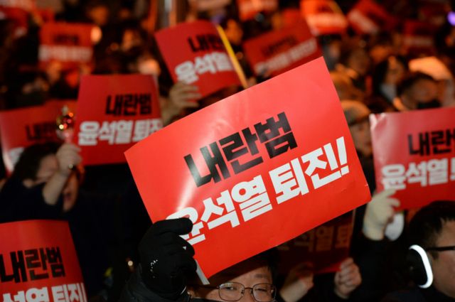 대통령 탄핵을 촉구하는 촛불집회에서 10대 남성이 집회 참가자들을 폭행한 사건이 발생했다. 사진은 지난 9일 울산 남구 롯데백화점 광장에서 열린 윤 대통령 탄핵 부결! 국민의힘 규탄! 집회 모습. /사진=뉴시스