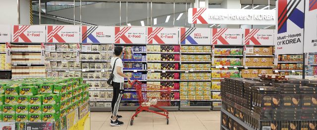 윤석열 대통령의 비상계엄 선포 이후 환율이 오르자 국내 식품업계에 위기감이 조성되고 있다. 지난 10월4일 서울 소재 유통매장에서 외국인관광객들에게 인기있는 각종 제품이 진열돼 있다. /사진=뉴시스