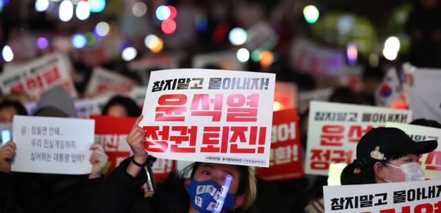 서울의 한 대학 교수가 탄핵 집회에 참석하느라 강의에 불참하게 됐다며 양해를 구한 학생의 메일에 답장을 보냈다. 사진은 지난 9일 오후 인천 미추홀구 농수산물시장사거리에서 열린 '내란주범 윤석열 즉각 체포! 윤석열 탄핵! 국민의힘 해체! 사회대개혁 쟁취! 인천시민촛불' 집회에서 시민들이 팻말과 응원봉을 들고 구호를 외치는 모습. /사진=뉴시스