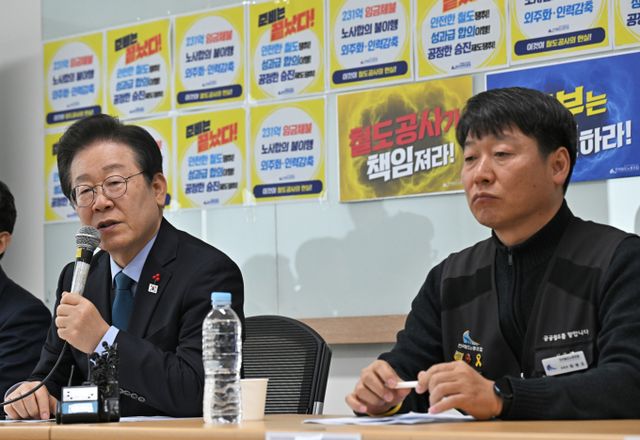 더불어민주당이 장기화되는 철도 파업 사태와 관련해 철도노조와 정부의 교섭을 위해 중재에 나서겠다고 밝혔다. 사진은 이재명 민주당 대표(왼쪽)가 진성준 정책위 의장, 의원들과 함께 9일 서울 용산구 철도회관 전국철도노동조합 사무실을 현장 방문해 발언하는 모습. /사진=뉴스1