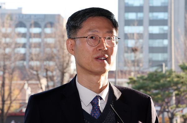 문형배 헌법재판소장 권한대행이 총리의 대통령 권한 대행 위헌 논란에 헌재가 완성됐을 때 답이 가능하다고 밝혔다. 사진은 문 권한대행이 지난 5일 서울 종로구 헌법재판소로 출근하며 취재진의 질문에 답하는 모습. /사진=뉴스1