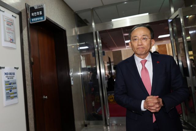 추경호 국민의힘 원내대표가 사표 의사가 확고하다는 내용을 담은 문자 메시지를 당 의원들에게 전했다. 사진은 윤석열 대통령 탄핵소추안 표결일인 지난 7일 추 원내대표가 서울 여의도 국회에서 열린 의원총회가 끝난 뒤 원내대표실로 이동하는 모습. /사진=뉴시스