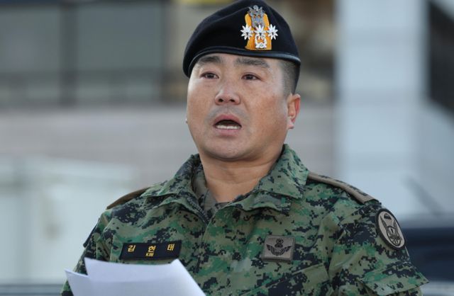 김현태 특전사 제707특수임무단 단장이 기자회견에서 "707 부대원들은 모두 피해자"라고 입장을 밝혔다.사진은 김현태 특전사 제707특수임무단 단장이 9일 오전 서울 용산구 전쟁기념관 앞에서 기자회견을 하던 중 울먹이고 있는 모습. /사진=뉴시스