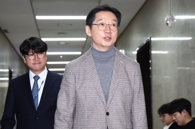 김경수 전 경남도지사가 한덕수 국무총리와 한동훈 국민의힘 대표가 발표한 공동 국정운영 구상을 비판했다. 사진은 지난 5일 서울 여의도 국회에서 이재명 더불어민주당 당대표를 만나러 가는 김경수 전 경남지사의 모습.. /사진=뉴스1