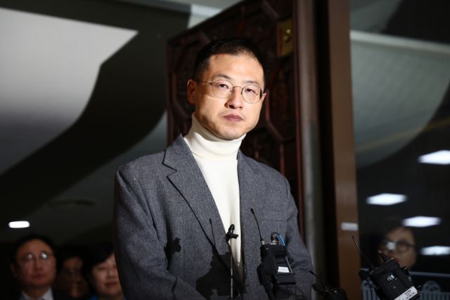 김상욱 국민의힘 의원이 울산 남구 지역구 주민들에게 칭찬과 비난을 듣고 있다. 사진은 7일 서울 여의도 국회 본회의에서 윤석열 대통령에 대한 탄핵소추안 표결 투표를 진행한 김상욱 국민의힘 의원의 모습. /사진=뉴스1