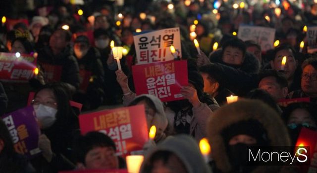 비상계엄과 탄핵 정국으로 지난 3일 밤 이후부터 송년모임 등 연말 단체 예약 취소가 잇따르면서 자영업자들의 한숨이 깊어지고 있다. 윤석열 대통령에 대한 탄핵소추안 표결을 하루 앞둔 6일 밤 서울 여의도 국회의사당 인근에서 시민들과 정당, 시민단체가 윤 대통령 퇴진을 촉구하는 촛불 집회를 열고 있다. /사진=임한별 기자