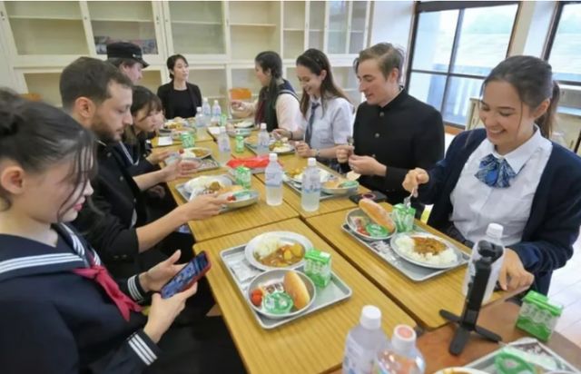 일본 한 관광기획사가 개발한 1일 학생 체험 프로그램이 외국인들 사이에서 큰 인기를 끌고 있다. 사진은 지난 9일(현지시각) 중국 매체 사우스차이나모닝포스트가 소개한 일본 학생 체험의 모습. /사진=SCMP 캡처