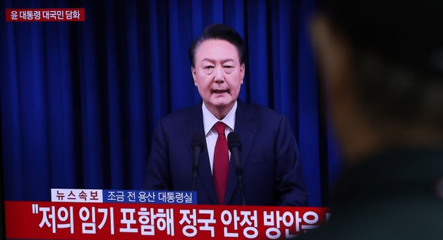 법무부가 내란죄 혐의로 입건된 윤석열 대통령을 출국금지한다고 밝혔다. 사진은 지난 7일 서울 용산구 서울역에서 시민이 윤석열 대통령의 대국민 담화 TV를 시청하는 모습. /사진=뉴시스