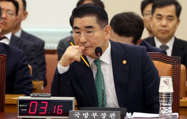 '12·3 비상계엄' 사태를 수사하는 검찰이 9일 핵심 인물인 김용현 전 국방부 장관의 구속영장을 청구했다.사진은 지난달 15일 서울 여의도 국회에서 열린 국방위원회 전체회의에서 추미애 더불어민주당 의원이 준비한 '윤석열 대통령 군 골프장 출입 정황(8회)' 관련 자료 화면을 바라본 김용현 국방부 장관./사진=뉴시스