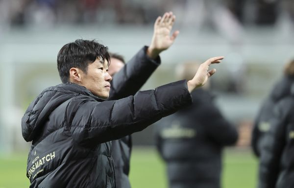 프로축구 K리그1 전북 현대가 역대 최악의 시즌을 보낸 가운데 박지성을 비롯한 구단 수뇌부들을 향한 비판이 거세다. 사진은 지난 10월 서울 마포구 서울월드컵경기장에서 열린 '2024 넥슨 아이콘매치'를 마치고 관중을 향해 인사하고 있는 모습. /사진=뉴스1
