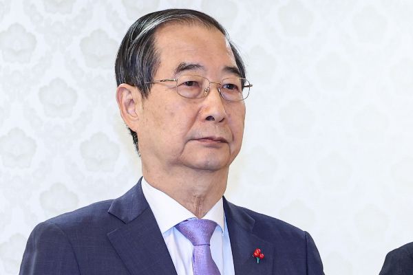 더불어민주당이 경찰청 국가수사본부에 한덕수 국무총리를 내란죄로 고발하겠다고 밝혔다. 사진은 한 총리가 9일 오후 서울 종로구 정부서울청사 집무실에서 열린 2025 나눔캠페인 사랑의 열매 전달식에 참석한 모습. /사진=뉴스1