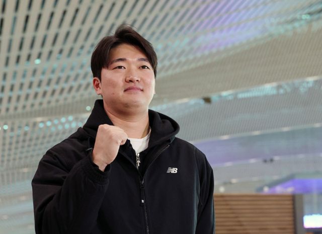 샌디에이고 고우석이 애리조나와 경기에서 1이닝을 무실점으로 막아냈다. 사진은 미국으로 출국전 고우석이 포즈를 취하고 있는 모습. /사진= 뉴스1