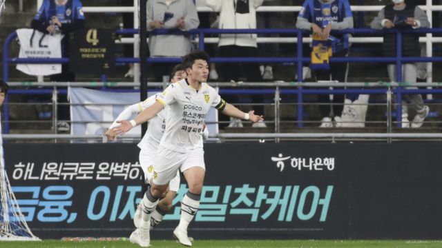 K리그 공격수 이종호가 현역 은퇴를 선언했다. 사진은 지난 2021년 10월27일 울산 문수축구경기장에서 열린 '2021 하나은행 FA컵' 4강전 울산현대를 상대로 골을 터뜨린 이종호. /뉴스1
