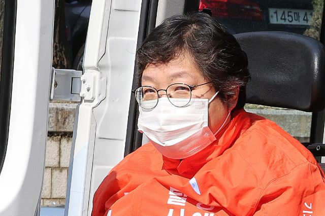 지난 11일 서울 종로구 동숭동 4호선 혜화역 승강장에서 시위를 벌이다 강제 퇴거를 당하던 중 경찰의 뺨을 때린 이형숙 서울장애인차별철폐연대 공동대표가 구속 영장을 면했다. 사진은 지난 13일 서울 서초구 서울중앙지법에 출석하는 이 공동대표. /사진=뉴스1