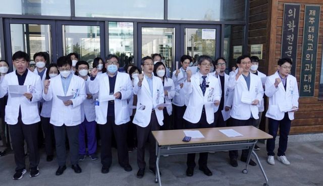 제주대학교 의과대학 교수협의회가 15일 오후 제주대병원 의과전문대학원 앞에서 시국 선언 기자회견을 하고 있다. /사진=뉴시스