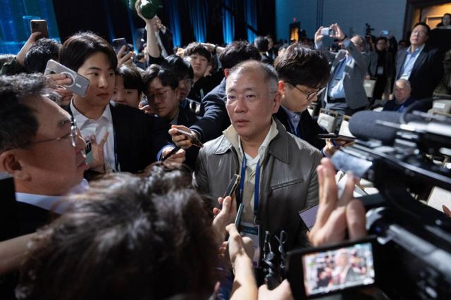 세계 최대 가전·IT(정보기술) 전시회 'CES 2024' 개막을 하루 앞둔 8일(현지시간) 미국 네바다주 라스베이거스 만달레이 베이에서 열린 현대자동차 프레스 컨퍼런스에서 정의선 현대자동차 그룹 회장이 취재진 질문을 받고 있다. 2024.1.9/뉴스1