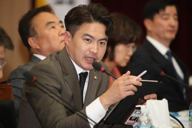 더불어민주당 소속 오영환 의원이 탈당을 선언했다. 사진은 지난 2023년 대구 북구 대구시청 산격청사에서 열린 국회 행정안전위원회의 대구시에 대한 2023년도 국정감사에 참석한 오영환 더불어민주당 의원. 사진=뉴스1