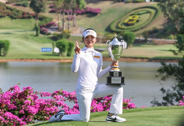 레이스 투 위믹스 챔피언십 2위로 올라선 이예원. 사진은 KLPGA 투어 블루캐니언 레이디스 챔피언십 정상에 오른 이예원의 기념 촬영 모습. /사진= KLPGA