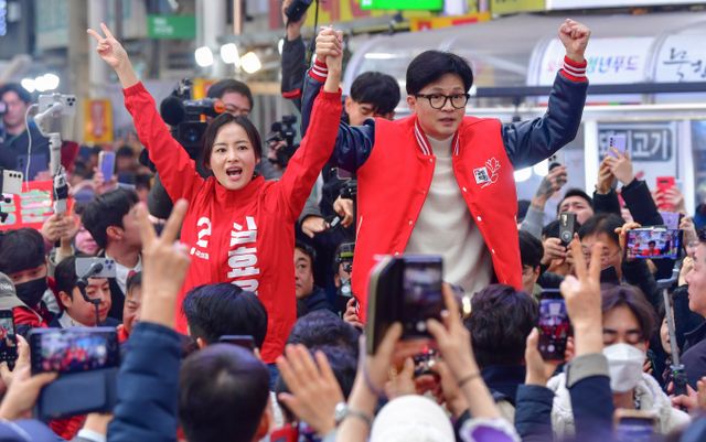 19일 한동훈 국민의힘 비상대책위원장인 4·10 총선을 앞두고 서울 주요 격전지를 방문해 선거 유세에 나선다. 사진은 한 위원장(오른쪽)이 지난 6일 경기 오산시 오색시장에서 김효은 예비후보(경기 오산)와 함께 시민들에게 인사를 하는 모습. /사진=뉴시스(공동취재) 