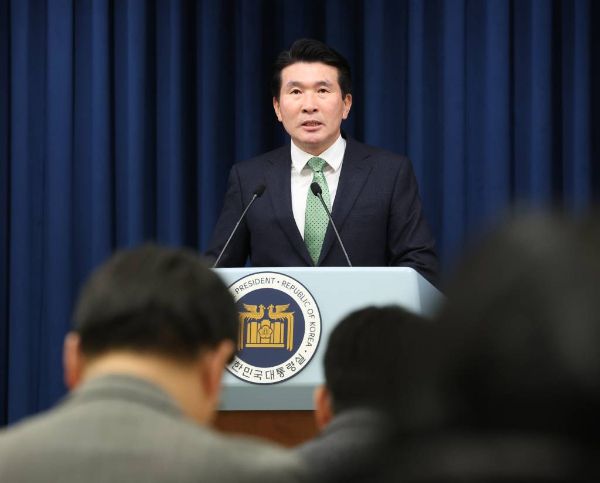 대통령실이 황상무 사퇴론에 관련해 "언론사를 상대로 어떤 압력도 행사하지 않았고, 하지 않을 것"이라고 해명했다. 사진은 지난 1월 서울 용산 대통령실 청사에서 진실·화해를위한과거사정리위원회 관련 브리핑을 하고 있는 황상무 시민사회수석. /사진= 뉴시스 