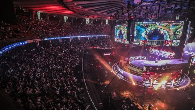 최근 LCK가 페이스북을 통해 오는 20일부터 팬들과 함께 하는 유관중 경기를 재개한다고 밝혔다. 사진은 지난해 4월 서울 송파구 잠실실내체육관에서 열린 2023 LCK 스프링 결승전에서 관중들이 경기를 관람하는 모습. /사진=뉴시스