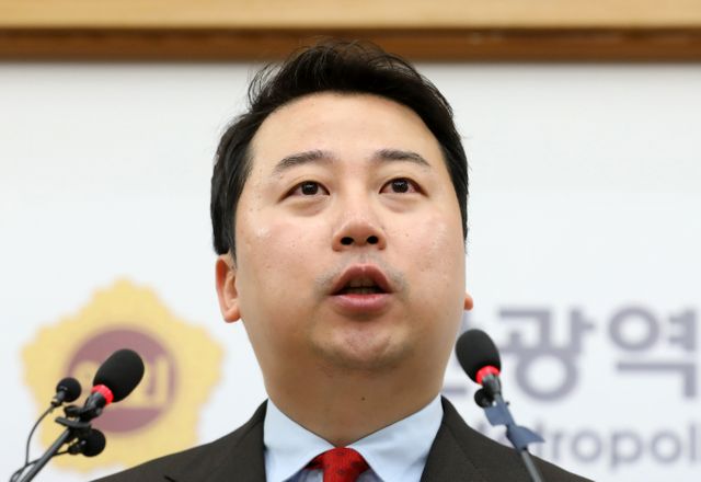 무소속 출마를 선언한 장예찬 전 국민의힘 최고위원이 19일 "무소속으로 나갔다가 살아 돌아온 사람들이 복당이 안 된 전례가 단 한 번이라도 있나"라고 전했다. 사진은 장 전 최고위원이 지난 18일 부산시의회 브리핑룸에서 기자회견을 열고 무소속 출마를 선언하는 모습. /사진=뉴스1