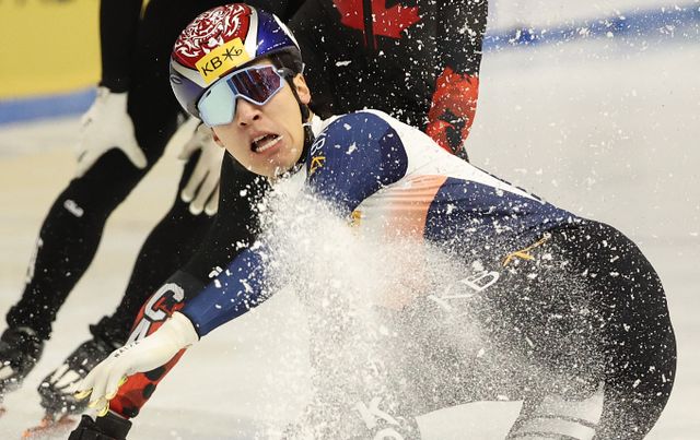 쇼트트랙 세계선수권 대회에서 박지원을 밀친 황대헌이 비난을 받고 있는 가운데 중국 귀화를 선택한 린샤오쥔 사건이 재조명되고 있다. 사진은 지난해 12월 황대헌이 ISU 월드컵 4차 대회 1000m 결승에서 2위로 통과하는 모습. /사진=뉴시스