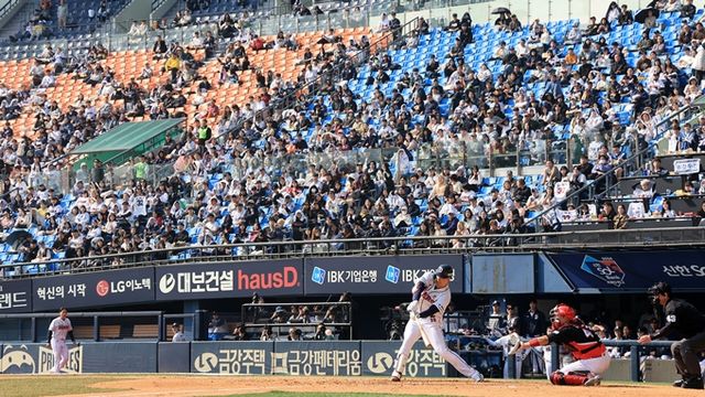 한국 프로야구 두산 베어스가 시범경기에서 8전 전승으로 무패 행진을 달리면서 왕조를 재건할 수 있을지 주목받고 있다. 사진은 지난 14일 서울 송파구 잠실야구장에서 열린 두산과 기아 타이거즈의 시범경기. /사진=뉴스1