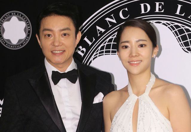 가족예능에 출연했던 스타 부부들의 연이은 파경 소식이 전해졌다. 사진은 지난 2015년 7월 서울 동대문디자인플라자에서 열린 '2015 몽블랑 문화예술 후원자상'에 참석한 배우 이범수, 통역사 이윤진 부부. /사진=머니투데이