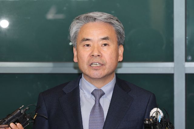 이종섭 주호주대사가 21일 오전 9시35분쯤 인천국제공항에 도착했다. 사진은 이 대사가 21일 인천국제공항 1터미널을 통해 귀국한 모습. /사진=뉴스1 