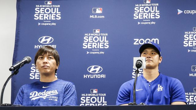 지난 20일(이하 한국시각) 오타니 쇼헤이(LA다저스)의 통역사 미즈하라 잇페이가 오타니의 돈을 훔치고 불법 도박한 혐의로 해고 됐다. 사진은 지난 16일 미국 프로야구 서울시리즈 기자회견에 참석한 미즈하라(왼쪽). /사진=뉴시스