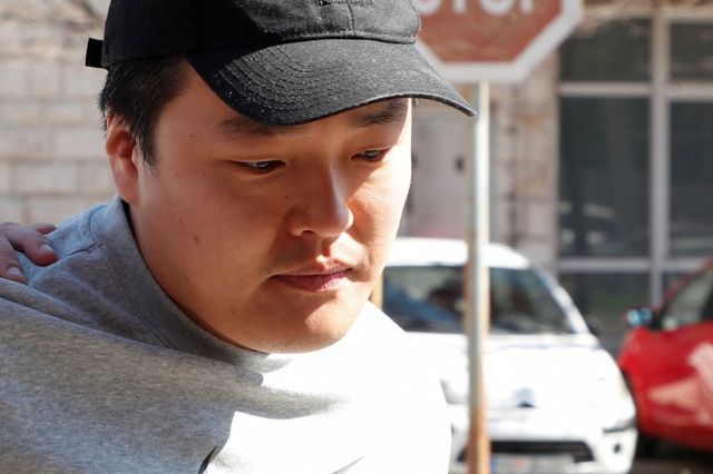 권도형 테라폼랩스 대표가 지난해 3월 몬테네그로 수도 포드고리차의 포드고리차 고등법원에 출두하는 모습./사진=로이터