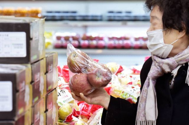 서울 한 대형마트에서 장을 보러온 시민들이 과일코너에 진열된 사과를 살피고 있다. /사진=임한별(머니S)