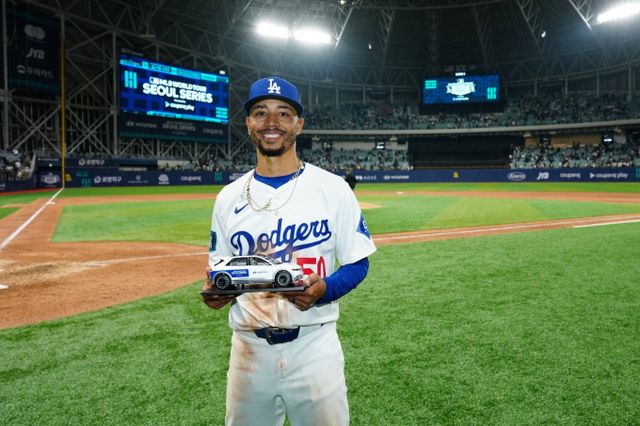 첫 홈런 부상으로 아이오닉5를 선물로 받은 LA다저스 무키 베츠./사진제공=플레시먼힐러드