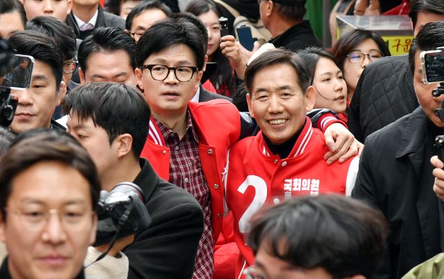 한동훈 국민의힘 비상대책위원장이 22일 오후 충남 당진 전통시장에서 장동혁 사무총장, 정용선 후보와 함께 시민들에게 인사하고 있다./사진=공동취재단
