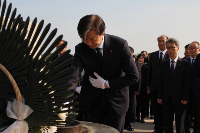 조국 조국혁신당 대표가 23일 오전 제주시 봉개동 제주4·3평화공원에서 참배하고 있다. /사진-뉴시스