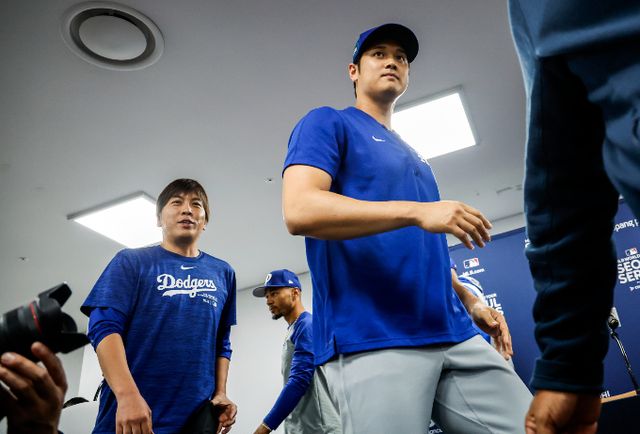 16일 서울 구로구 고척스카이돔에서 열리는 메이저리그(MLB) 월드투어 서울시리즈에 참가하는 LA다저스 오타니 쇼헤이와 통역 미즈하라 잇페이(왼쪽)가 기자회견을 마친 뒤 이동하고 있다./사진=뉴시스