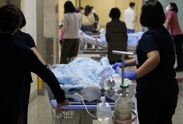  22일 대구의 한 대학병원에서 간호사들이 환자의 병상을 옮기고 있다./사진=뉴스1