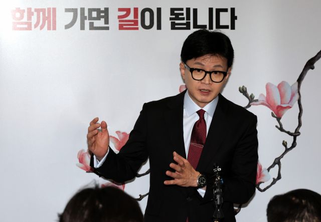 한동훈 국민의힘 비상대책위원장이 24일 오전 서울 영등포구 중앙당사에서 출근길 질의응답을 하고 있다. /사진=뉴시스