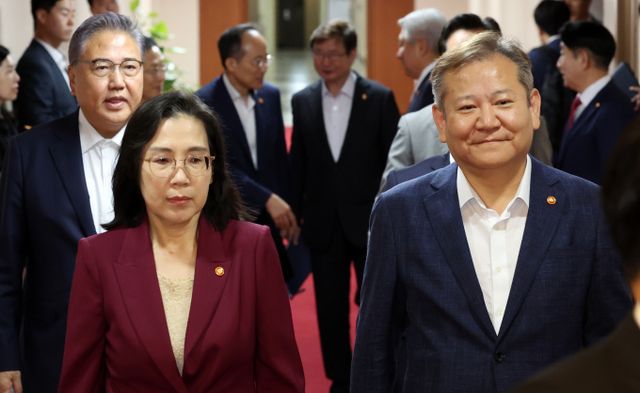 지난해 여름 개최된 '새만금 세계스카우트잼버리' 당시 K팝 콘서트에서 안전 관리를 소홀히 한 혐의로 조사를 받은 김현숙 전 여성가족부 장관과 이상민 행정안전부 장관 등에 대해 무혐의 송치 결졍이 내려졌다. 사진은 지난해 9월5일 오전 서울 종로구 세종대로 정부서울청사에서 열린 국무회의에 참석하는 김 전 장관(왼쪽)과 이 장관(오른쪽). /사진=뉴스1