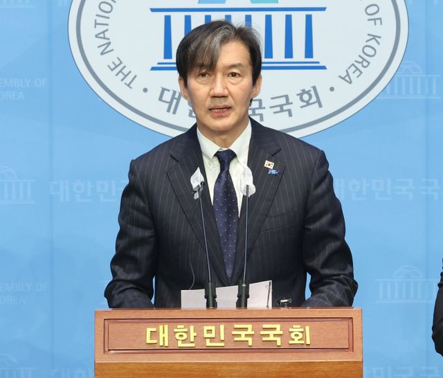 조국 조국혁신당 대표가 22대 국회에서 검찰의 디지털수사망(디넷·D-NET) 국정조사를 추진하겠다고 밝혔다. 사진은 25일 서울 여의도 국회 소통관에서 '검찰의 민간인 불법 사찰 고발' 기자회견을 하고 있는 조 대표. /사진= 뉴스1 