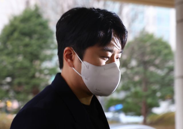 음주운전 및 운전자 바꿔치기 혐의를 받고 있는 이루의 항소심 선고기일이 진행된다. 사진은 지난 7일 서울 마포구 서울서부지방법원에서 열린 항소심 첫 재판에 출석한 가수 이루. /사진=뉴시스