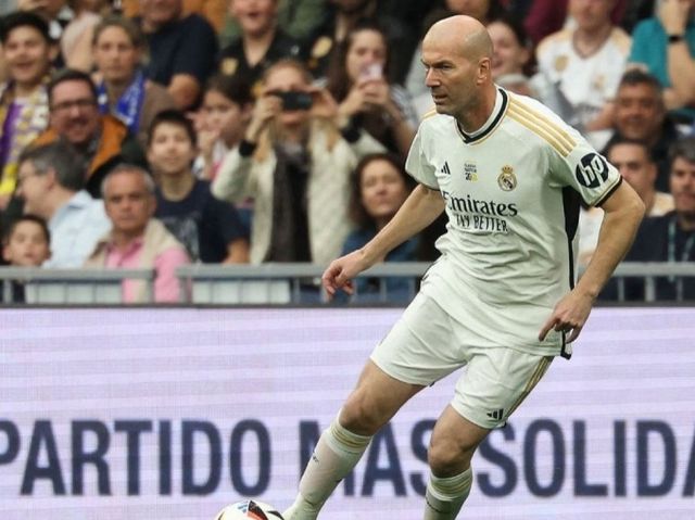 지네딘 지단이 지난 24일(이하 한국시각) 스페인 마드리드 산티아고 베르나베우에서 열린 FC포르투와의 자선 경기에서 여전한 클래스를 선보였다. 사진은 이날 자선경기에 참가한 지단. /사진=지네딘 지단 공식 인스타그램