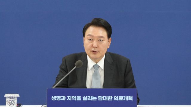 대통령실이 26일 의료계의 의대 정원 증원 2000명 철회 요구에 대해 현실적으로 불가능하다고 일축했다. 사진은 윤석열 대통령이 지난해 10월19일 충북대학교 개신문화관에서 열린 생명과 지역을 살리는 담대한 의료개혁, 필수의료혁신 전략회의에서 모두발언을 하는 모습. /사진=뉴스1(충북사진공동취재단) 